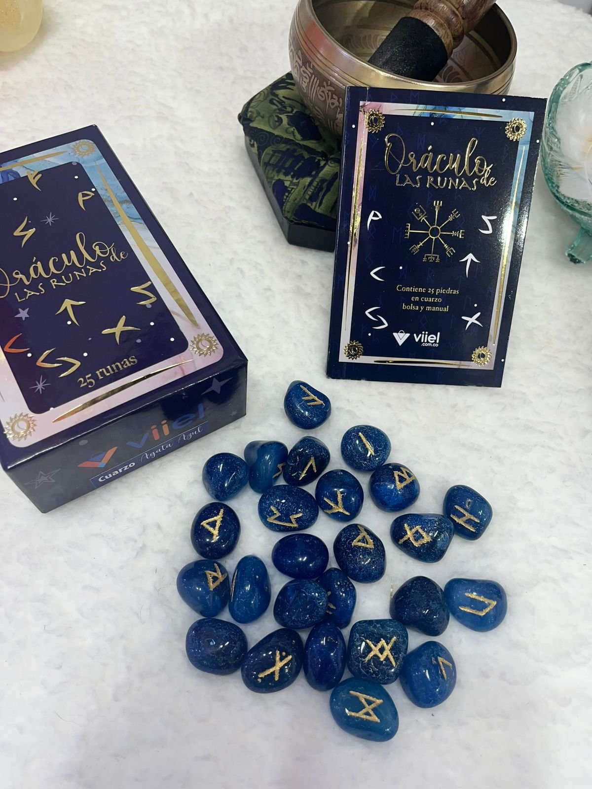 Runas azules junto a cartas de la maestra Violeta
