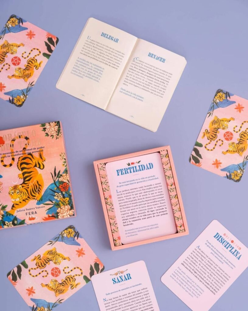 Cartas oráculo floral sobre fondo lila con manual de interpretación