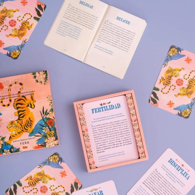 Cartas oráculo floral sobre fondo lila con manual de interpretación